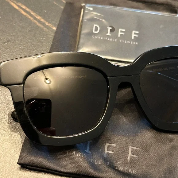 Diff Eyewear Carson Black Sunglasses - Picture 10 of 10